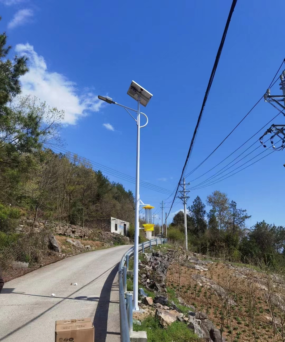TWO IN ONE SOLAR LED STREET LIGHT 2.jpg